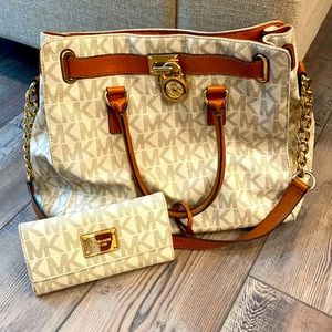 Stunning Michael Kors bag. Can buy wallet too! 🤎